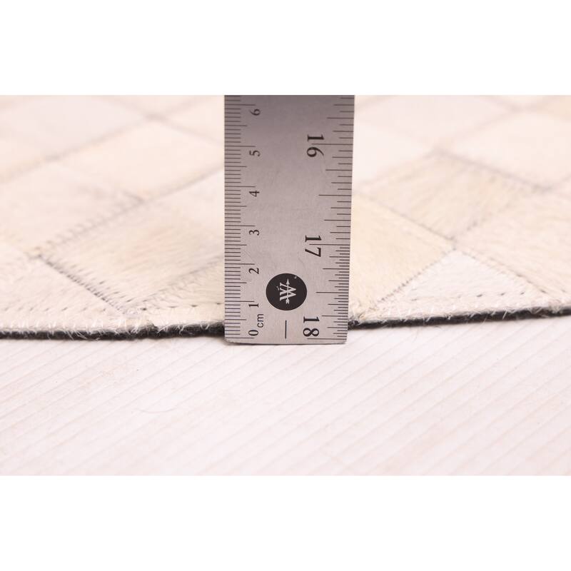ECARPETGALLERY Handmade Cowhide Patchwork Ivory Leather Rug - 5'0 x 5'0