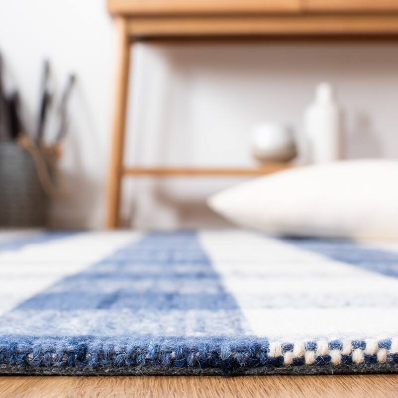 SAFAVIEH Handmade Marbella Varhudi Wool Rug