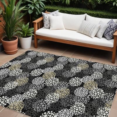 HomeRoots Polka Dot Transitional Rectangle Outdoor Rug