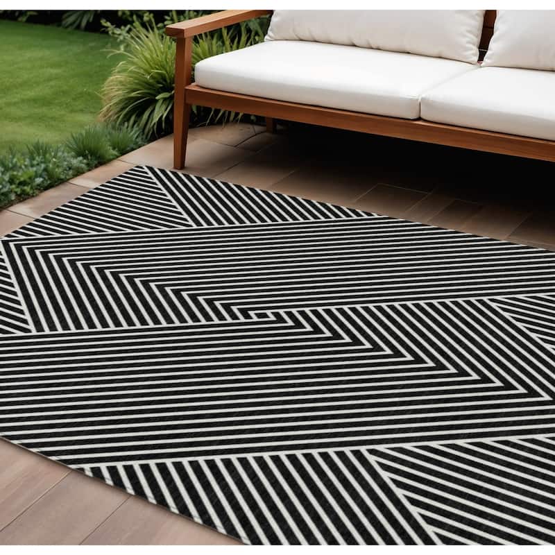 HomeRoots Geometric Transitional Rectangle Outdoor Rug - 8' X 10'