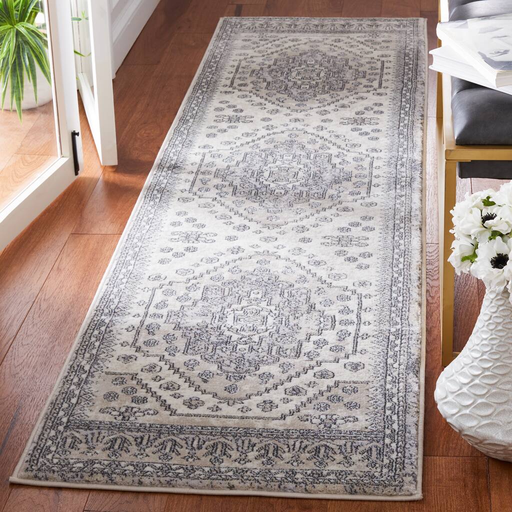 SAFAVIEH Carnegie Neomi Medallion Rug