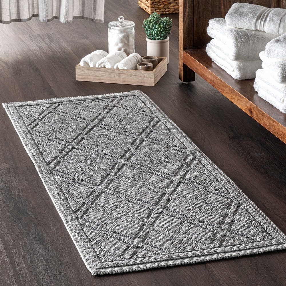 https://ak1.ostkcdn.com/images/products/is/images/direct/c2016e309f6f55310193ed9dfcabb4f48490c6a7/nuLOOM-Paned-Trellis-Bath-Mat.jpg