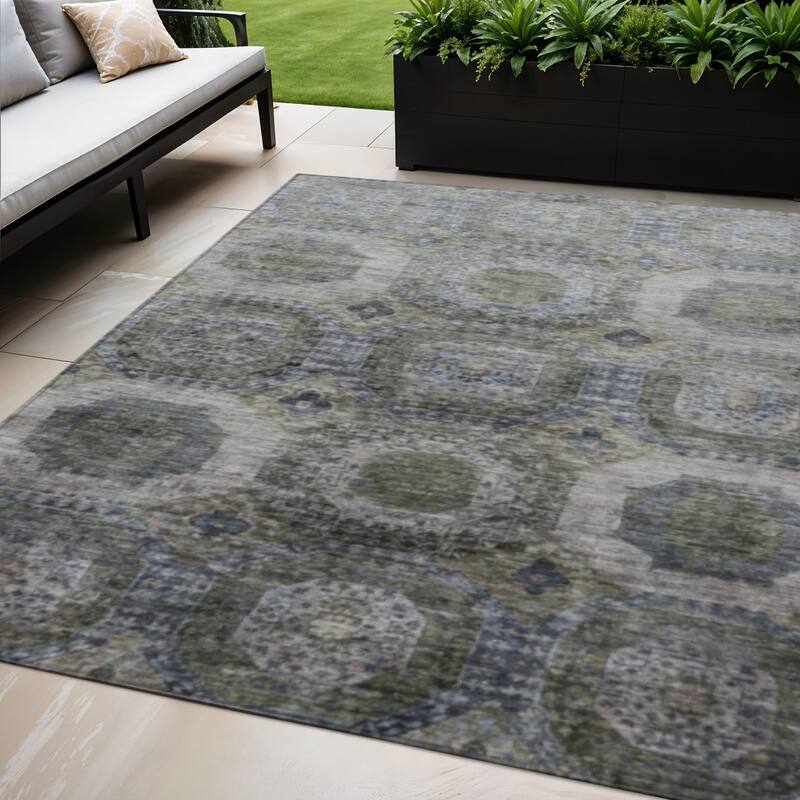 HomeRoots Medallion Transitional Rectangle Outdoor Rug - 5' X 8'