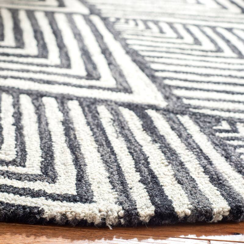 SAFAVIEH Handmade Micro-Loop Hinderike Wool Rug