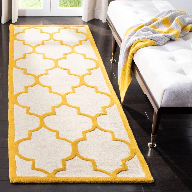 SAFAVIEH Handmade Cambridge Oddny Moroccan Trellis Wool Rug - 2'6" x 8' Runner - Ivory/Gold