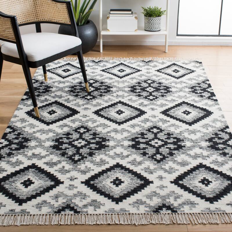 SAFAVIEH Handmade Kilim Luzi Moroccan Boho Wool Fringe Rug - 4' x 6' - Ivory/Black