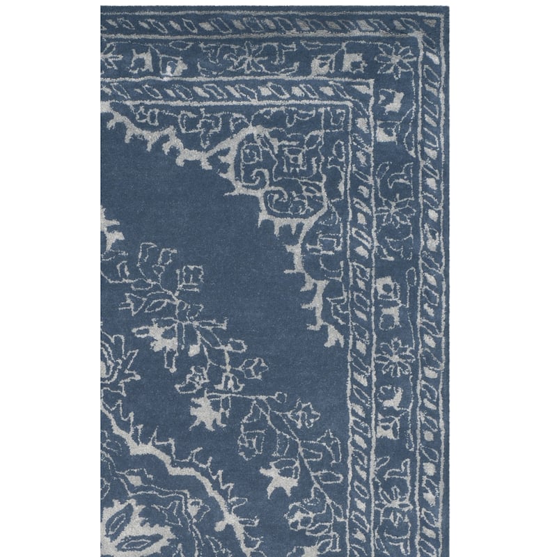 SAFAVIEH Handmade Glamour Gudmundina Modern Viscose Rug