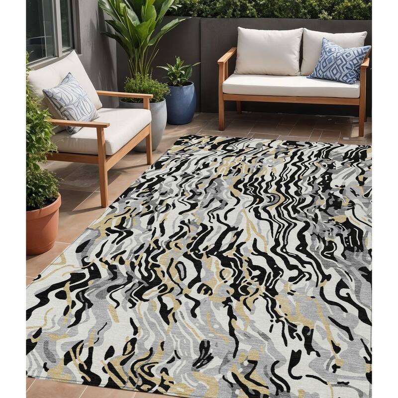 HomeRoots Abstract Transitional Rectangle Outdoor Rug - 5' X 8'
