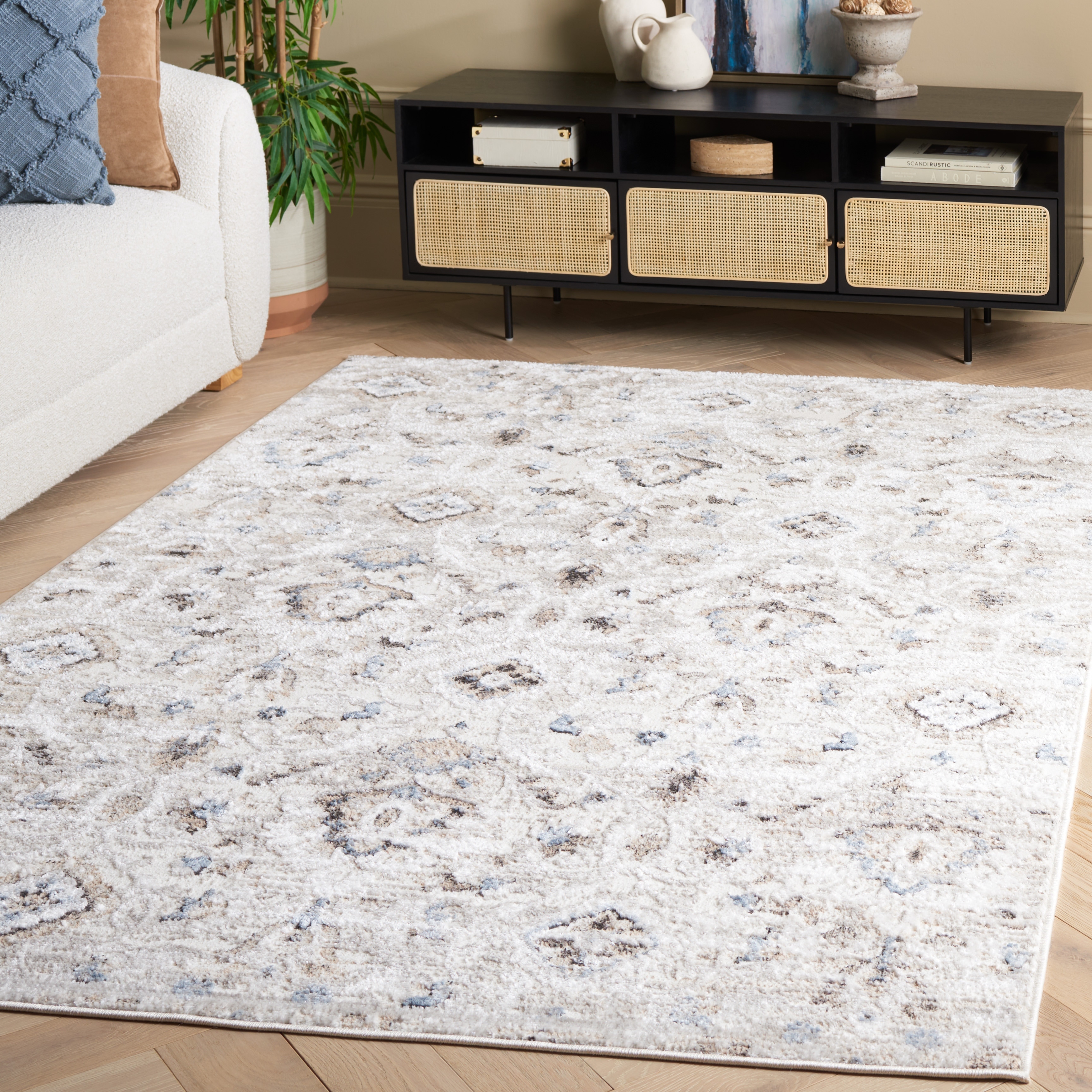 SAFAVIEH Quincy Sevli Floral Oriental Rug