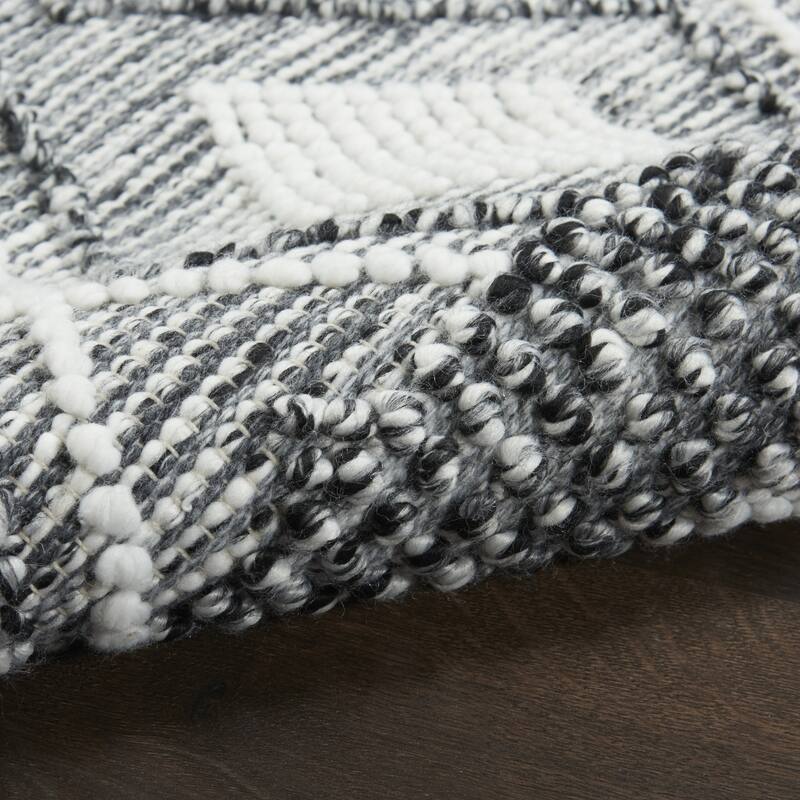 Niyo Geometric Modern Woven with Fringe Area Rug By HomeRoots - 90' X '63' X '0.5