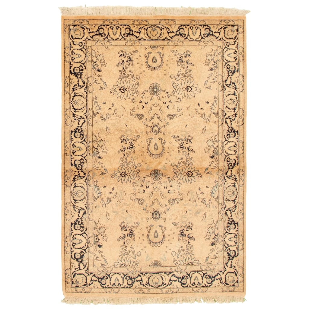 Hand-knotted Pako Persian Ivory Wool Rug - 4'1" x 6'1"/4'1 x 6'1