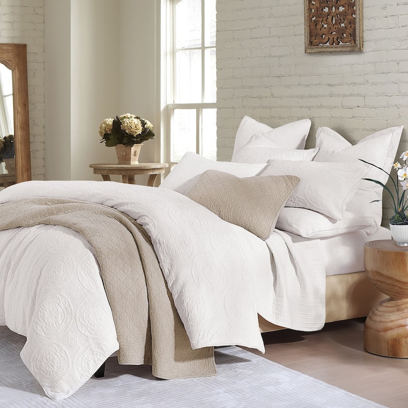 HiEnd Accents Verona Matelassé Vintage White Textured Medallion Duvet Cover Set, 3PC - King