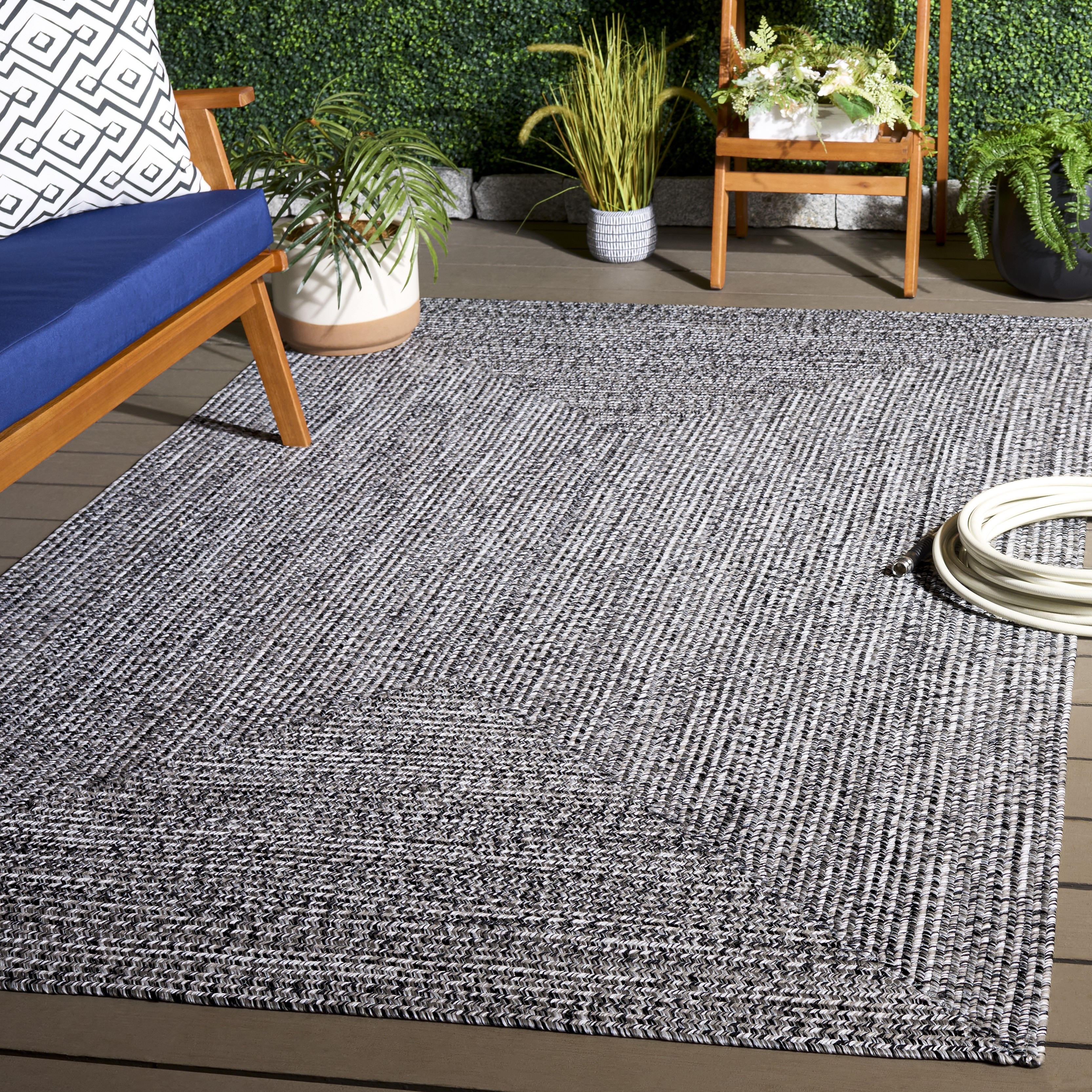 SAFAVIEH Handmade Braided Marloes Washable Indoor/Outdoor Rug - Weather Resistant & Easy Cleaning