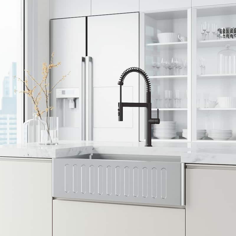 VIGO Edison Pro 20" H Single Handle Pull-Down Sprayer Kitchen Faucet