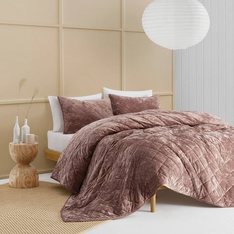 Wonderful Diamond Velvet 3 Piece Quilt Set