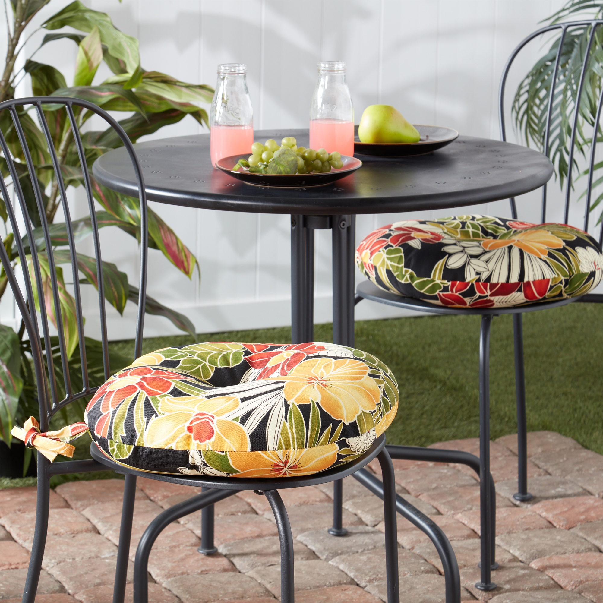 Round outdoor patio chair discount cushions
