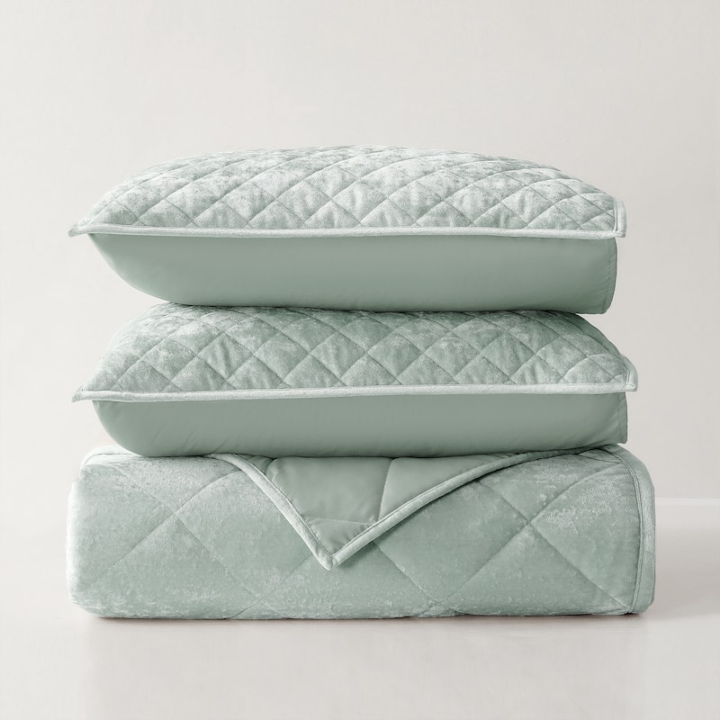 Wonderful Diamond Velvet 3 Piece Quilt Set