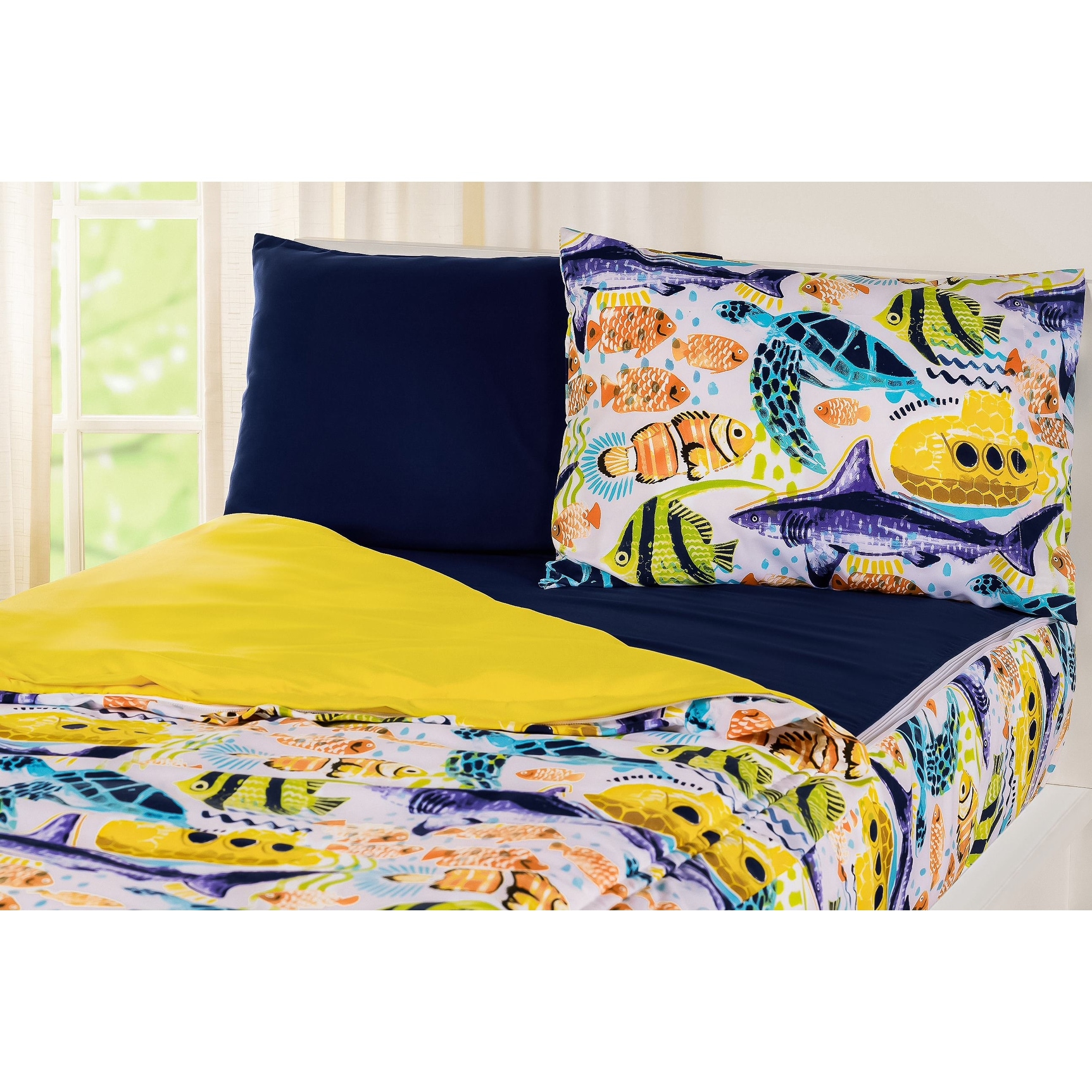 https://ak1.ostkcdn.com/images/products/is/images/direct/c33df139a3fedb5a25d7674f6cfd743dc86dba78/Siscovers-Beneath-The-Waves-Bunkie-Deluxe-Zipper-Bedding-Set.jpg