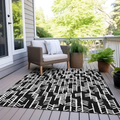 Machine Washable Indoor/ Outdoor Chantille Modern Arrows Rug