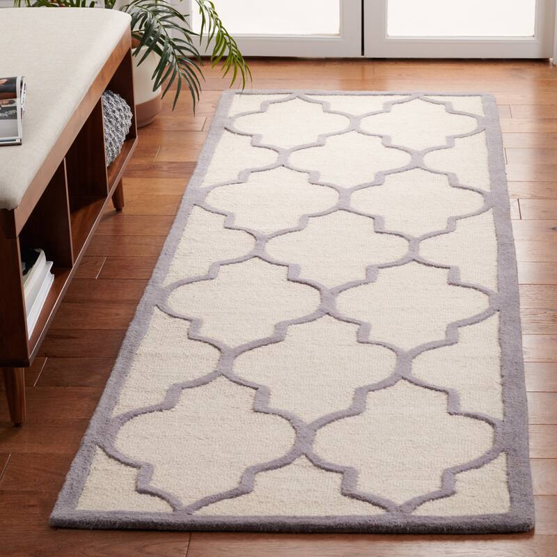 SAFAVIEH Handmade Cambridge Oddny Moroccan Trellis Wool Rug - 2'6" x 10' Runner - Ivory/Silver