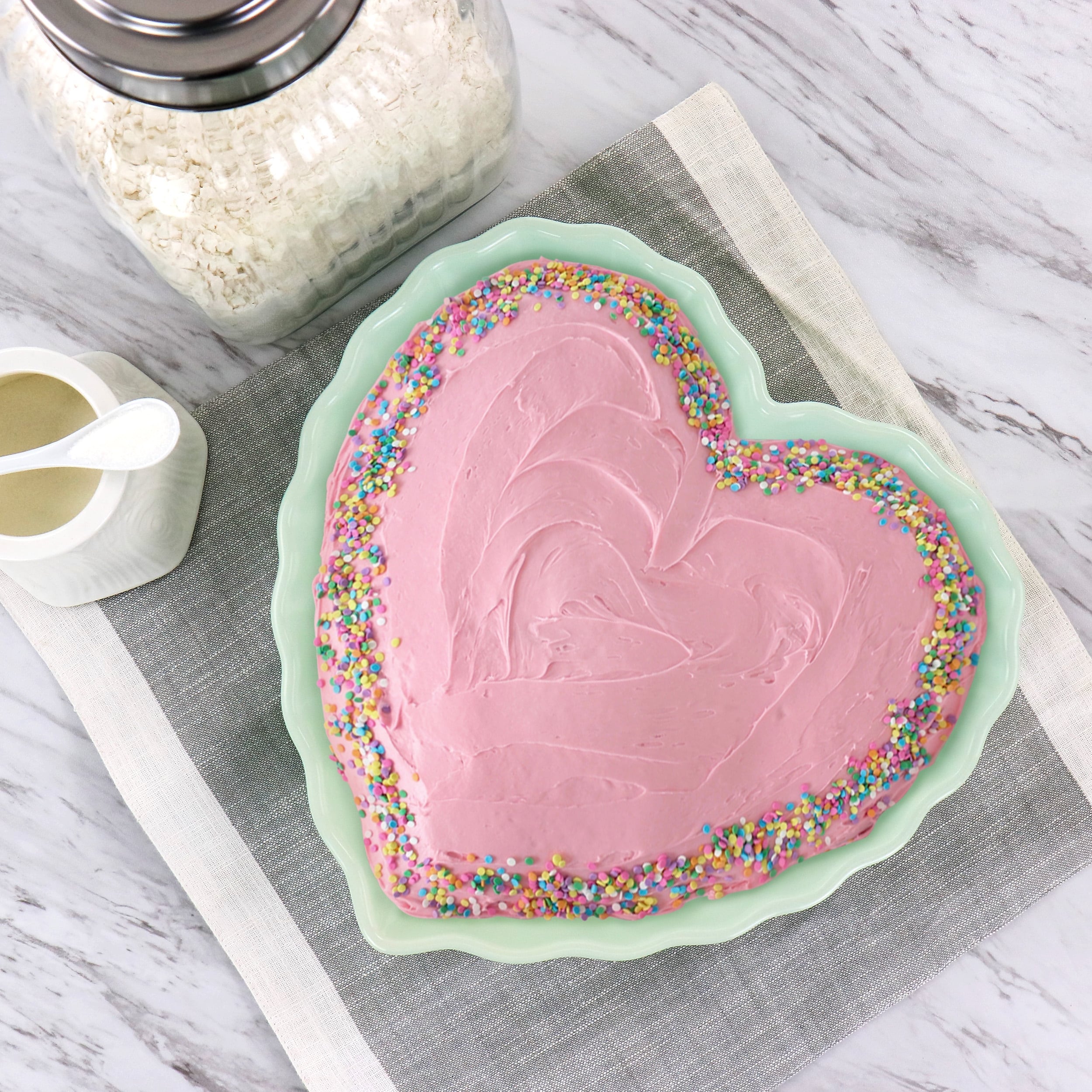 https://ak1.ostkcdn.com/images/products/is/images/direct/c35d584ec11a7226d0834464b192eef85df111a8/Martha-Stewart-11in-Heart-Shaped-Stoneware-Cake-Pan-in-Mint.jpg