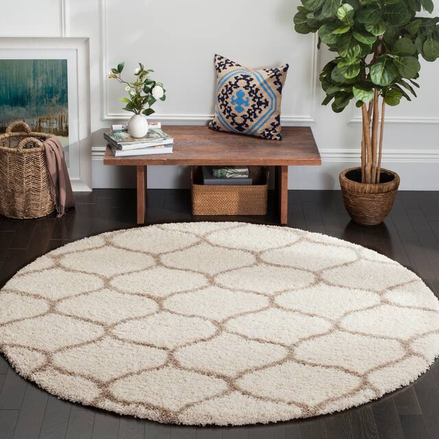 SAFAVIEH Hudson Shag Ogee Trellis 2-inch Thick Area Rug - 5' x 5' Round - Ivory/Beige