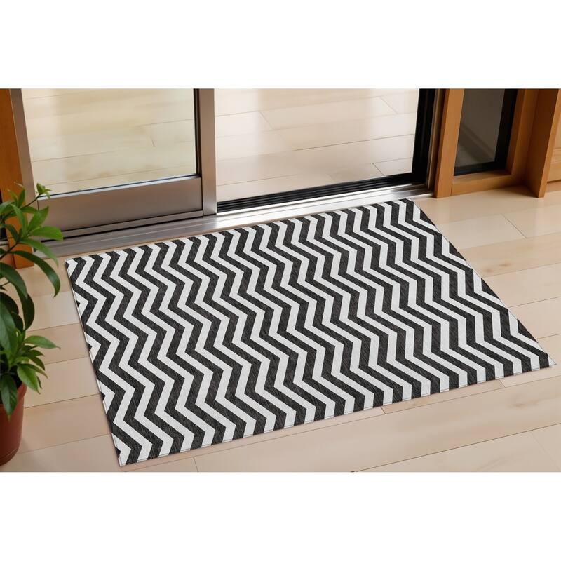 HomeRoots Chevron Transitional Rectangle Outdoor Rug - 3' x 5'