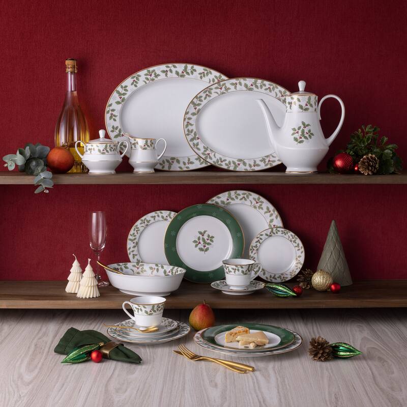 Holly & Berry Gold 40-Piece Dinnerware Set, Service for 8