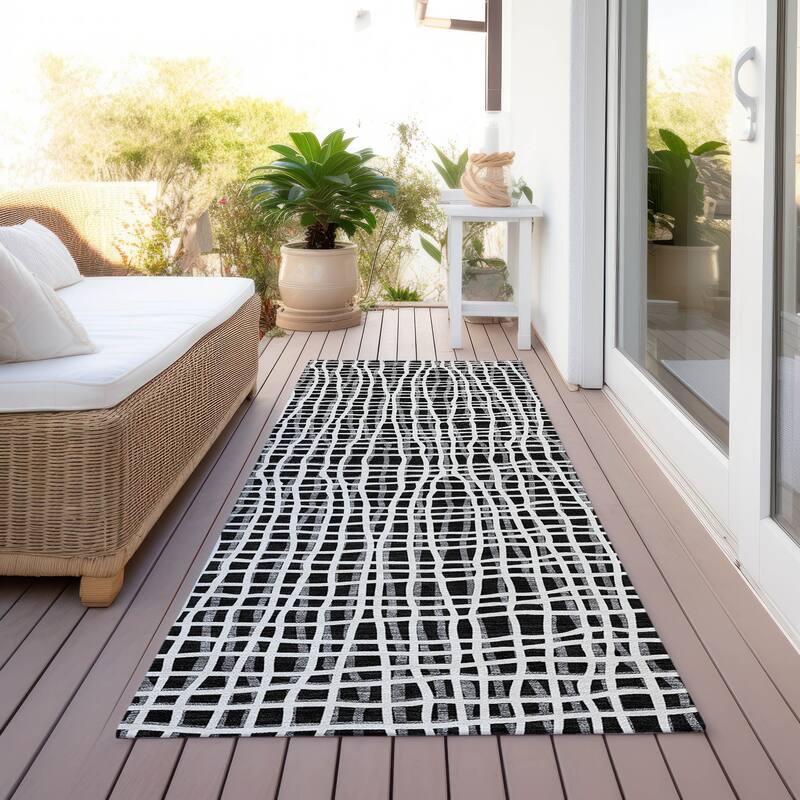 Machine Washable Indoor/ Outdoor Chantille Modern Abstract Rug - Black - 2'3" x 7'6"