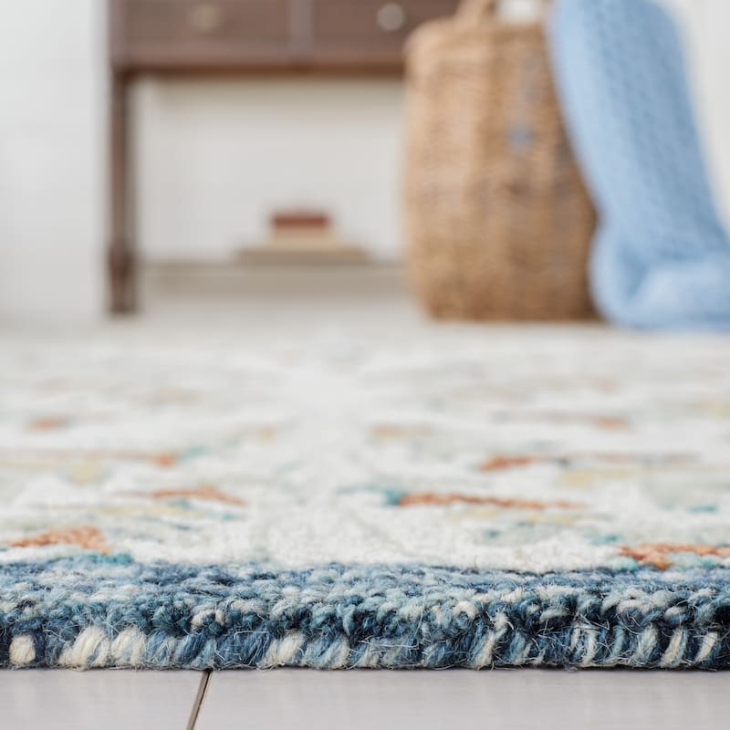 SAFAVIEH Handmade Capri Ilianka Wool Rug