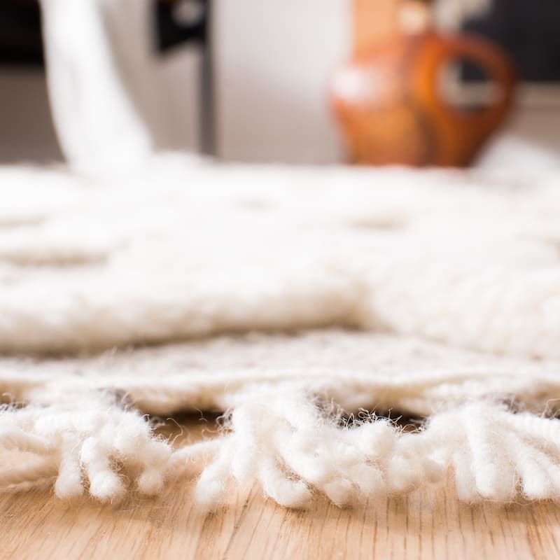 SAFAVIEH Hand-Knotted Casablanca Shag Evelinde Tribal Wool Rug