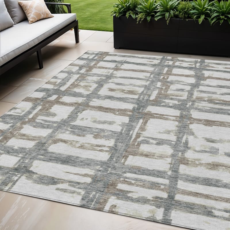 HomeRoots Striped Transitional Rectangle Outdoor Rug - 5' X 8'