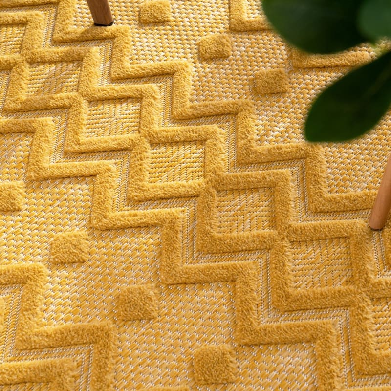 Indoor & Outdoor Rug With Geometric Trellis High-Low Pattern