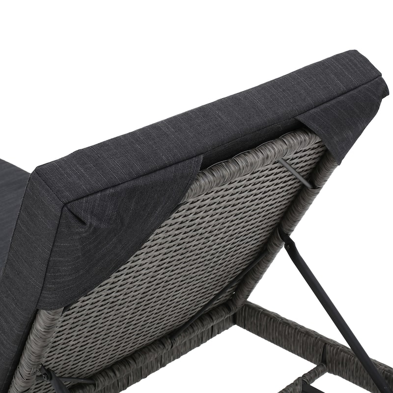 Outdoor Wicker Chaise Lounge Chair Recliner with Cushion for Patio Garden Beachside