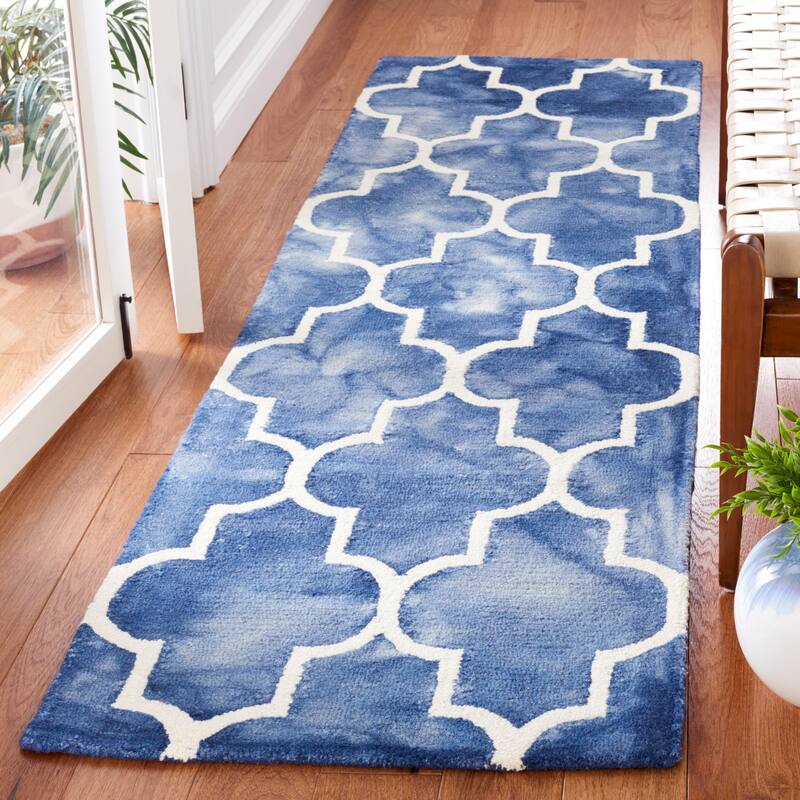 SAFAVIEH Dip Dye Anasthasie Hand-tufted Wool Geometric Area Rug - 2'3" x 6' Runner - Navy/Ivory