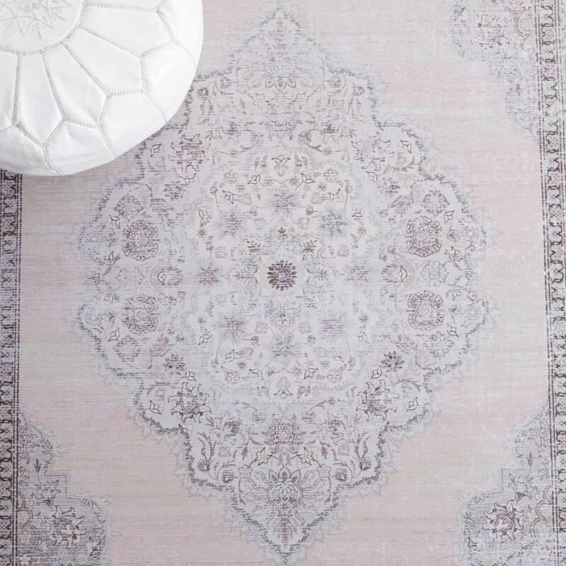 SAFAVIEH Tucson Machine Washable Slip Resistant Eleanore Oriental Medallion