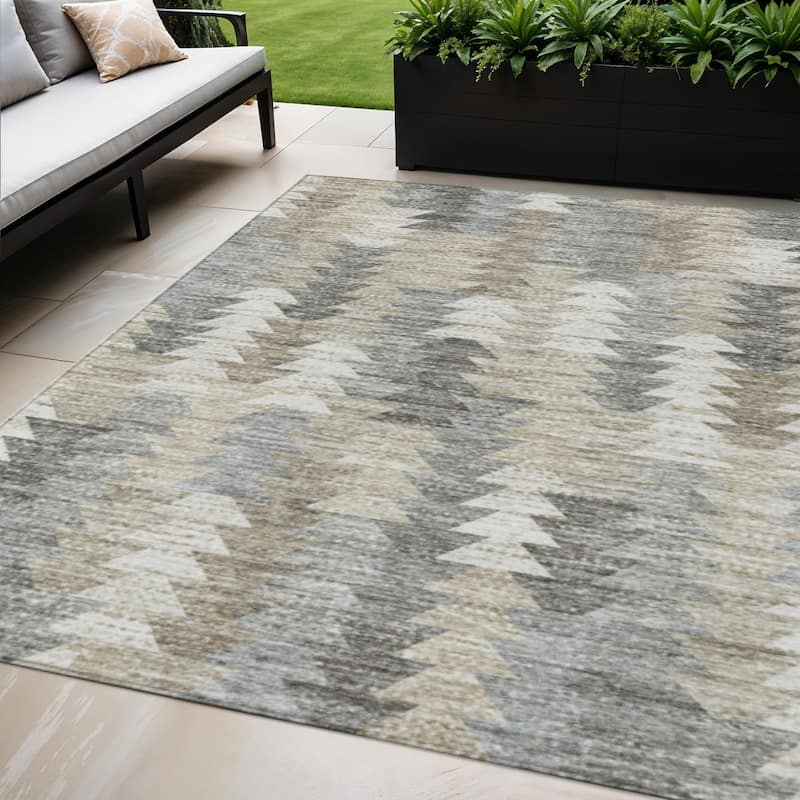 HomeRoots Geometric Transitional Rectangle Outdoor Rug - 5' X 8'