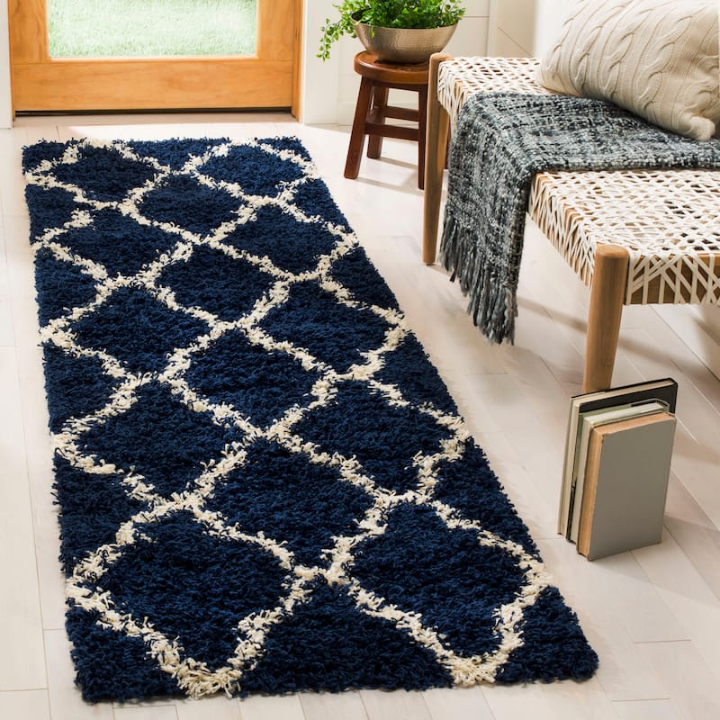 SAFAVIEH Dallas Shag Giusy Trellis 1.5-inch Thick Rug - 2'3" x 8' Runner - Navy/Ivory
