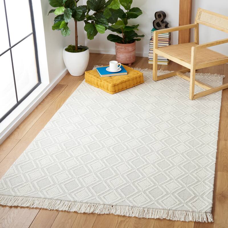 SAFAVIEH Handmade Natura Feridan Wool Fringe Rug - 4' x 6' - Ivory