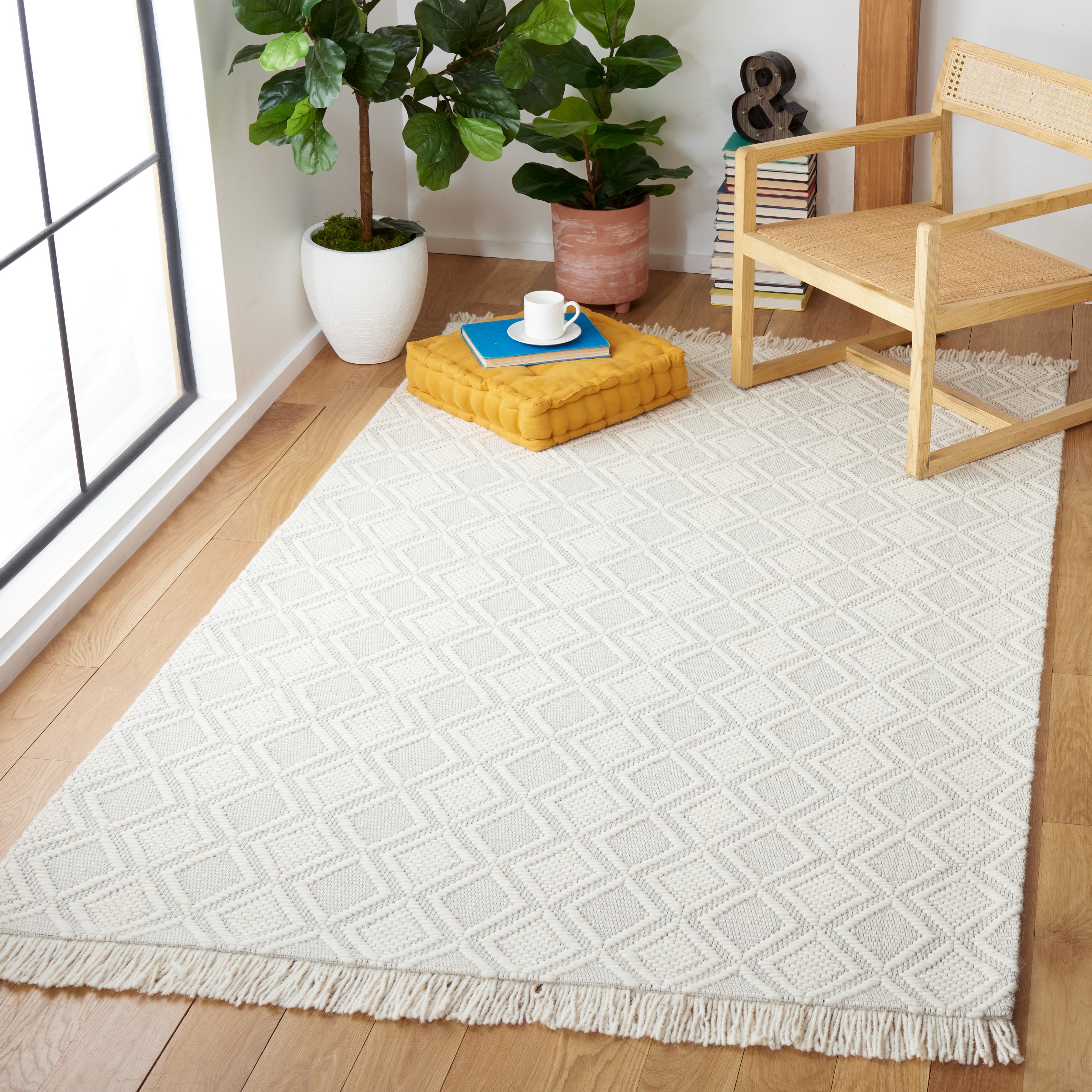 SAFAVIEH Handmade Natura Feridan Wool Fringe Rug