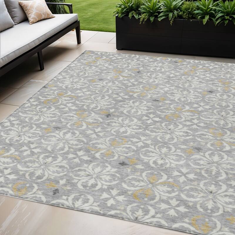 HomeRoots Floral Transitional Rectangle Outdoor Rug - 5' X 8'