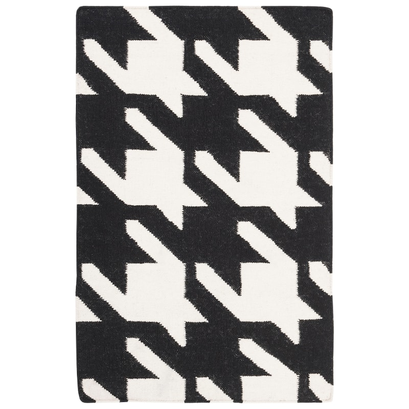 SAFAVIEH Hand-woven Moroccan Miladinka Reversible Dhurrie Hounds Tooth Reversible Dhurrie - 2' 6" x 4' - Black/Ivory
