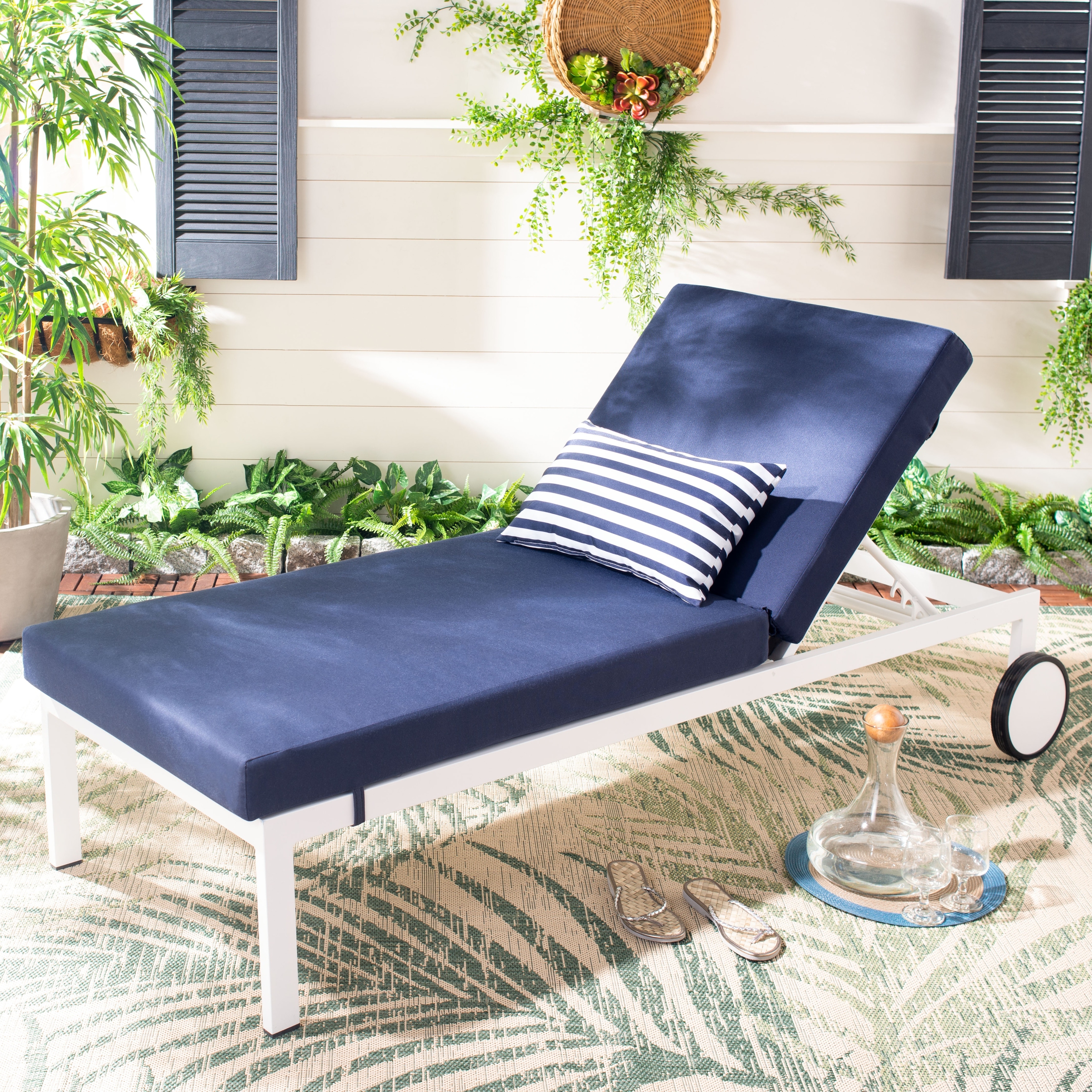 SAFAVIEH Outdoor Living Yves Sun Lounger 72.8