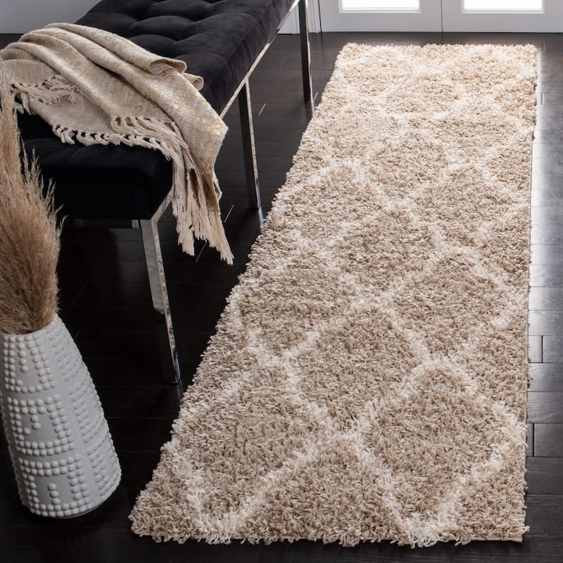 SAFAVIEH Dallas Shag Darina Trellis 1.5-inch Thick Rug - 2'3" x 6' Runner - Beige/Ivory