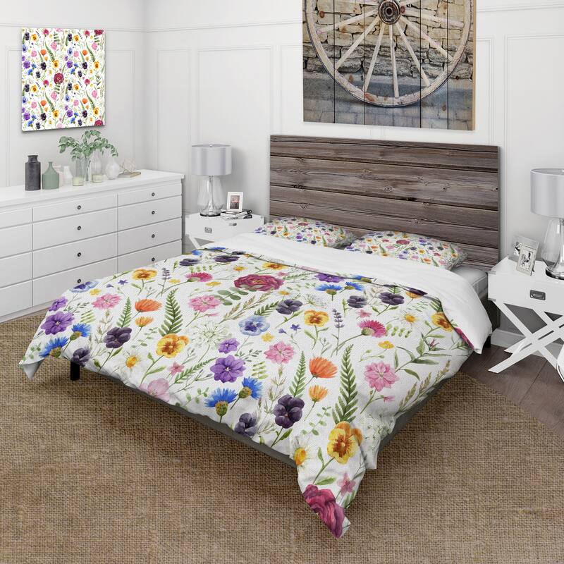 Designart 'Wildflowers Floral Pattern II' Traditional Duvet Cover Set