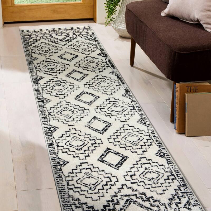 Transitional Bohemian Area Rug, Pet Friendly for Bedroom & Living Room - 2' 3" x 8' - Cream
