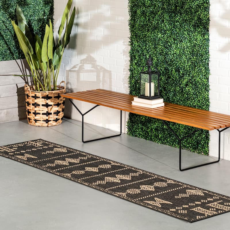 Nuloom Alexandra Aztec Indoor/Outdoor Area Rug - 2' x 8' Runner - Charcoal