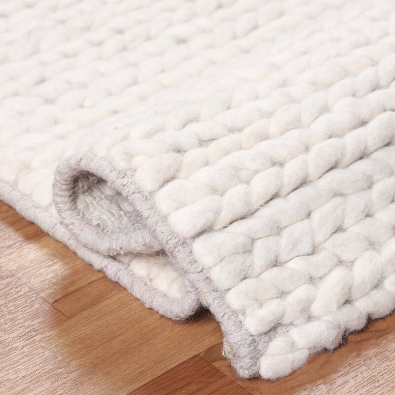 Handcrafted Traditional Rustic Handmade Braided Wool Indoor Area Rug by Superior