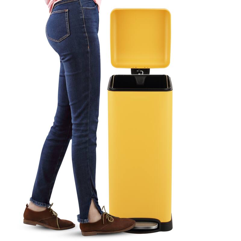 happimess Betty Retro 8-Gallon Step-Open Trash Can