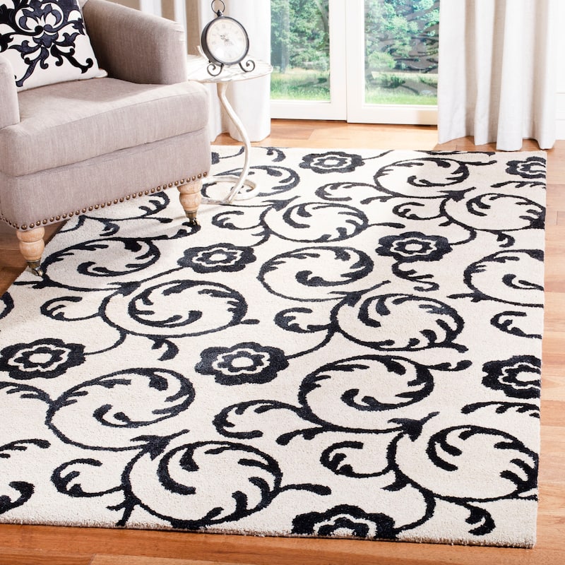 SAFAVIEH Handmade Soho Britta Scroll N.Z. Wool Rug - 9'6" x 13'6" - Beige/Black